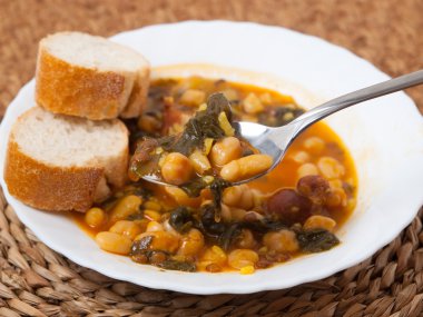 potaje de garbanzos y espinacas. İspanya mutfağı.
