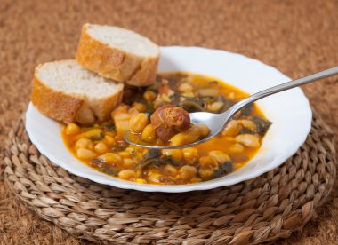 potaje de garbanzos y espinacas. İspanya mutfağı.