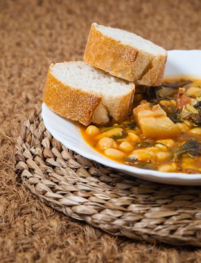 potaje de garbanzos y espinacas. İspanya mutfağı.