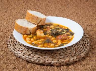 potaje de garbanzos y espinacas. İspanya mutfağı.