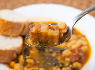 potaje de garbanzos y espinacas. İspanya mutfağı.