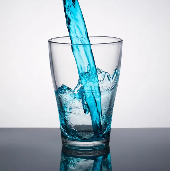 L'eau coulant dans un verre — Photo