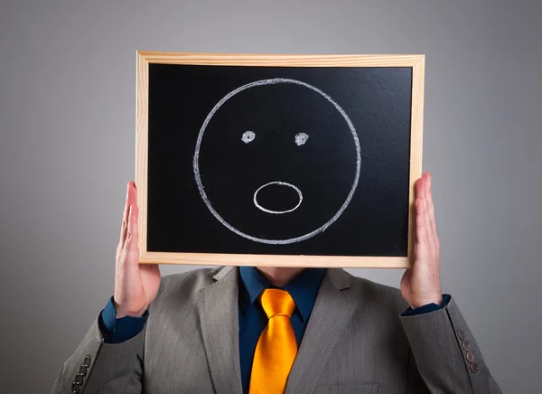 Geschäftsmann versteckt sein Gesicht mit einer weißen Plakatwand mit einem Surpri — Stockfoto