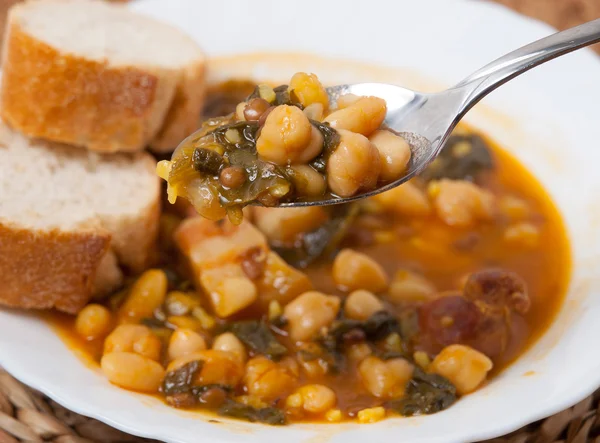 potaje de garbanzos y espinacas. İspanya mutfağı.