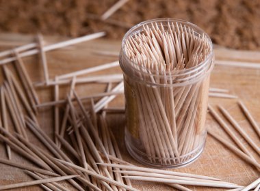 kürdan plastik bir kap içinde
