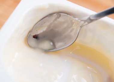 muhallebi kalıntıları kazımak