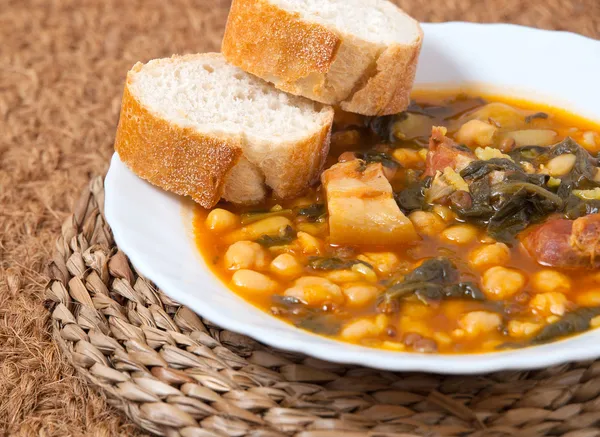 Potaje de Garbanzos y espinacas. Cozinha espanhola . — Fotografia de Stock