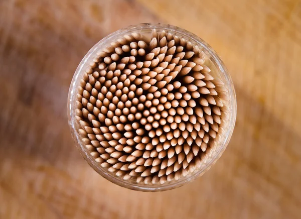 Palillos de dientes en un recipiente — Foto de Stock