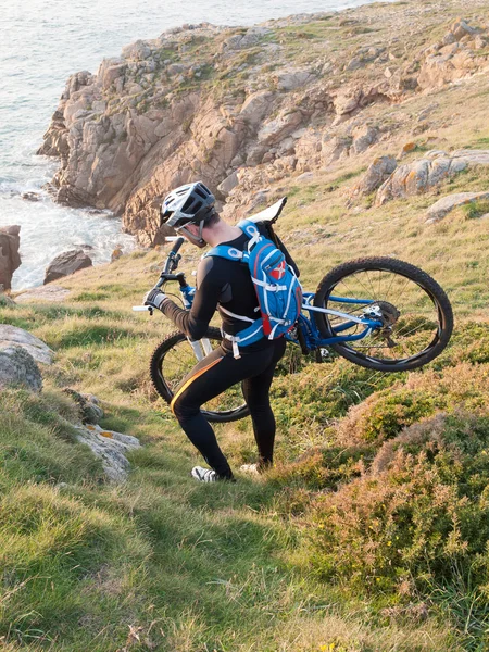 Cyclist carrying your bike on the Galician coast. — Stock Photo, Image