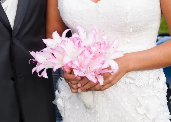 Bride holding a bouquet of flowers — Stock Photo, Image