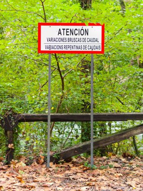 bir nehir tehlike işareti