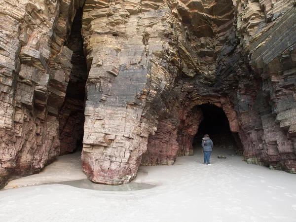Entrada a una cueva en la playa de As Catedrais, Galicia, España . — Foto de Stock
