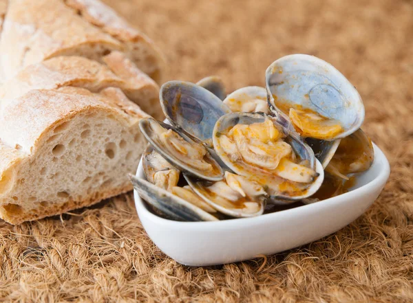 Almejas cocidas en la receta "almejas a la marinera " —  Fotos de Stock