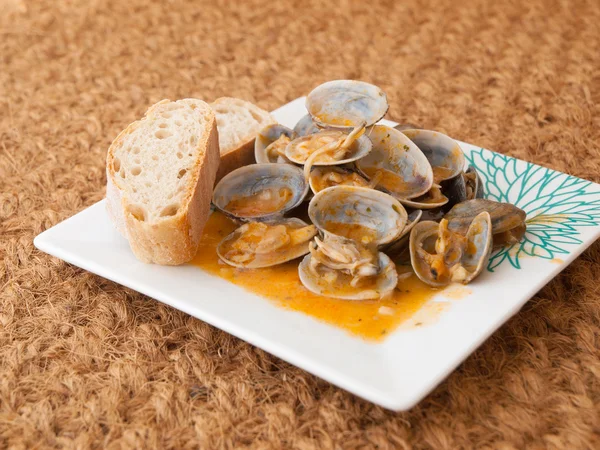 Моллюски, приготовленные по рецепту "Almejas a la marinera " — стоковое фото