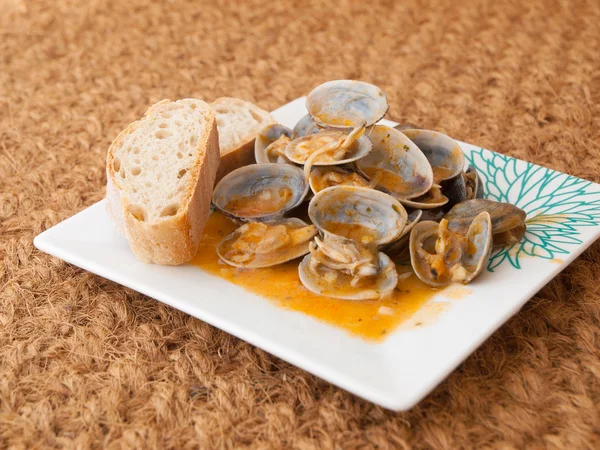 Almejas cocidas en la receta "almejas a la marinera " —  Fotos de Stock