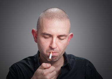 Sigara yakan bir adam