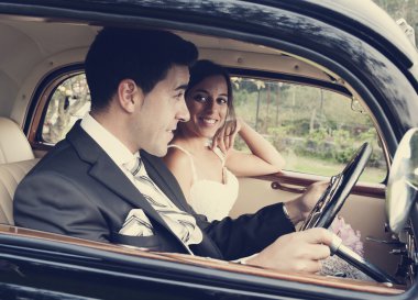 narzeczeni wewnątrz klasyczny samochód, sztuka ton