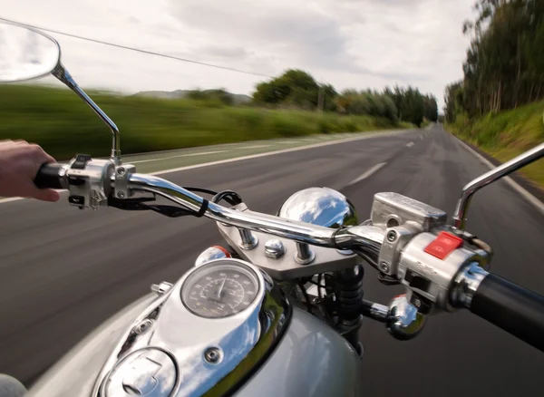 Condução de uma motocicleta — Fotografia de Stock