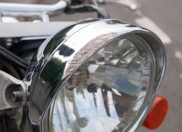一辆摩托车的划伤大灯 — 图库照片
