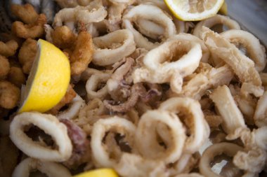 Kızarmış deniz ürünleri tabağı