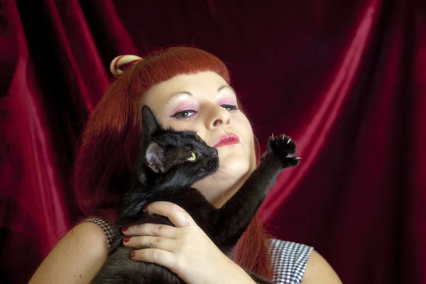 Vintage chica con gato —  Fotos de Stock