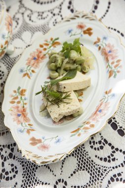 fava fasulye ve nane ile tofu