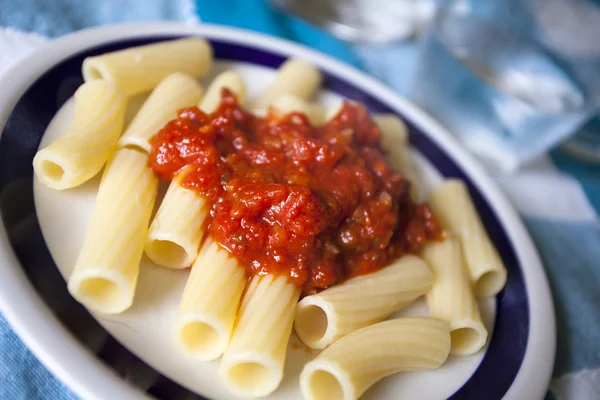 Domates soslu makarna ve fesleğen. — Stok fotoğraf