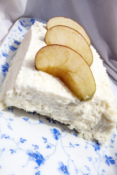 Doux aux pommes et crème fouettée — Photo