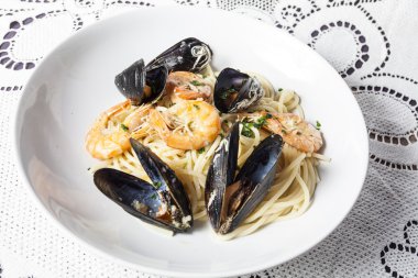 midye, karides ve kum midyeli makarna