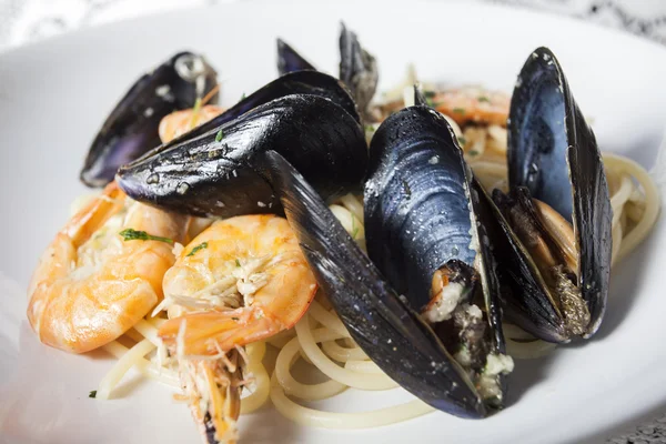 Pasta with mussels,prawns and clams — Stock Photo, Image