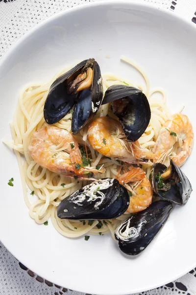 Pasta with mussels,prawns and clams — Stock Photo, Image