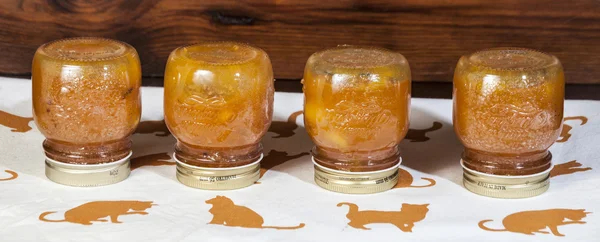 baş aşağı kavanoz reçel