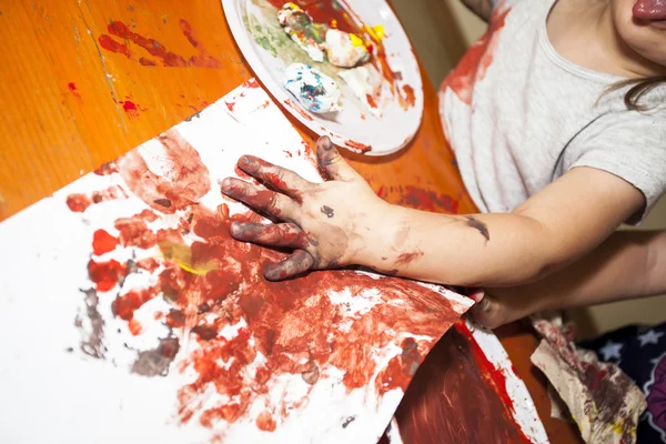 Criança pintura com as mãos — Fotografia de Stock