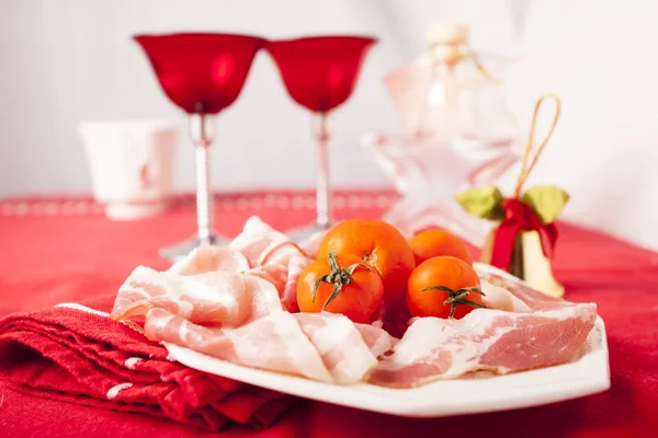 Tocino y tomates cherry —  Fotos de Stock