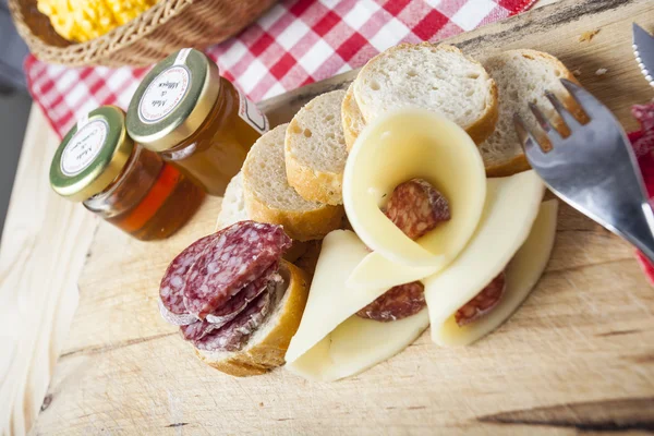 Salami, kaas, brood .rustic Italiaanse snack — Stockfoto