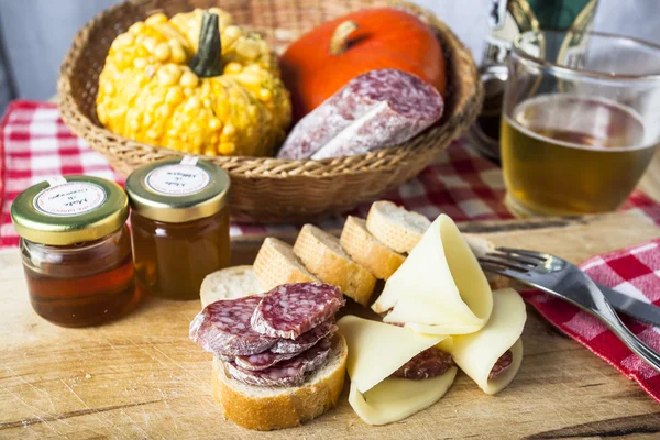 Salami, fromage, pain. Snack italien rustique — Photo