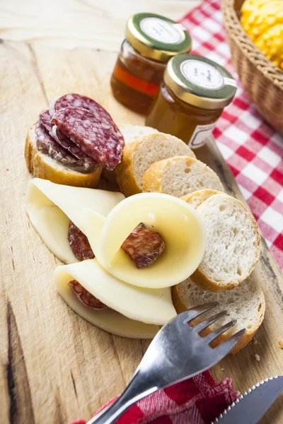 Salami, ser, chleb .rustic włoskiej przekąska — Zdjęcie stockowe