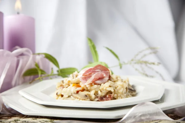 Risotto con funghi e pancetta — Foto Stock