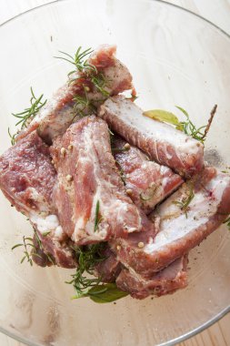 pişmemiş domuz pirzolası