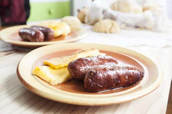 Polenta und Würstchen — Stockfoto