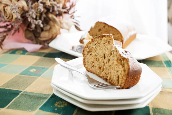 Segmenten van cake met kaneel en honing — Stockfoto