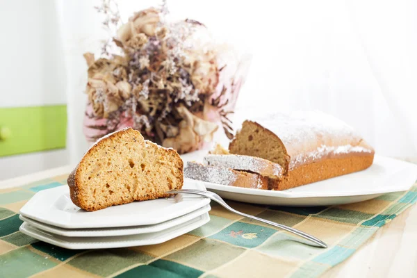 Segmenten van cake met kaneel en honing — Stockfoto