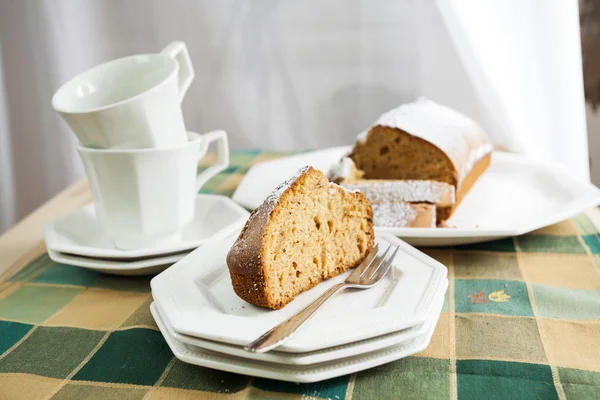 Rebanadas de pastel con canela y miel — Foto de Stock