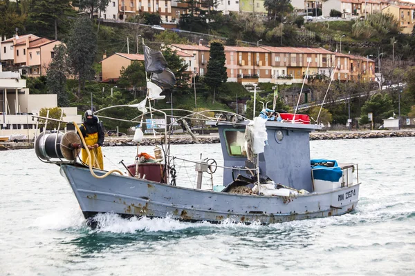 Pescador a bordo de su barco pesquero — Foto de Stock