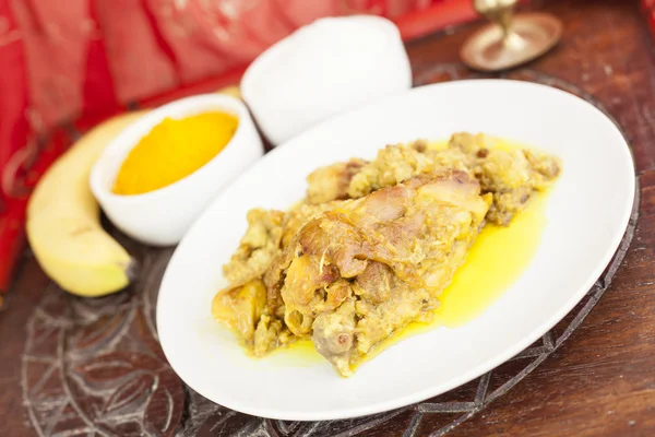 tavuk zerdeçal, muz ve Hindistan cevizi ile