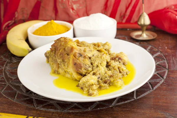 tavuk zerdeçal, muz ve Hindistan cevizi ile