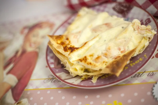 Lasanha com salmão e queijo — Fotografia de Stock
