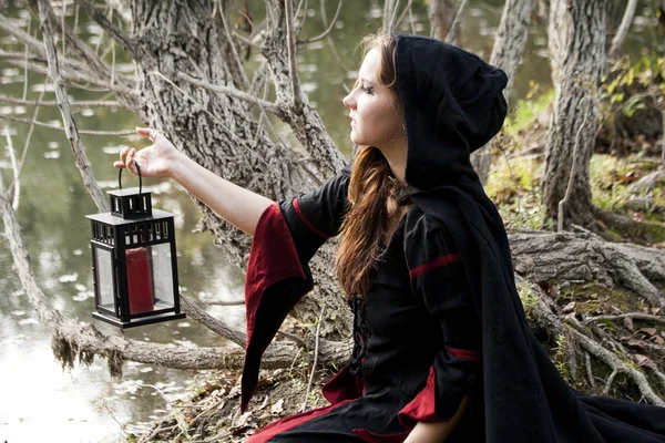 Gothic Girl im Wald — Stockfoto