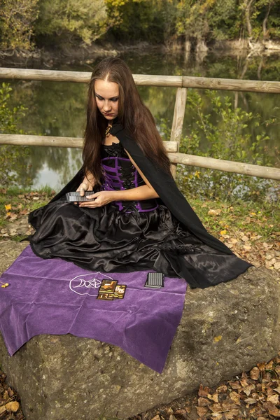 Chica gótica en el bosque —  Fotos de Stock