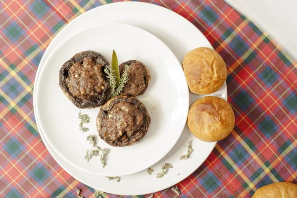 Pilze gefüllt mit Fleisch — Stockfoto